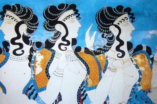 Όμορφες Μινωίτισσες που κουβεντιάζουν. Έχουν ωραία φορέματα, σύμφωνα με τη μόδα της εποχής, όμορφα χτενισμένα μαλλιά και πολύτιμα κοσμήματα