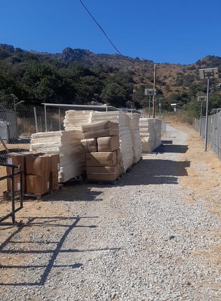 Φωτογραφία που ανάρτησε ο δήμαρχος Δυτικής Λέσβου στις 13 Αυγούστου 2024 με τον εξοπλισμό της προσφυγικής δομής έτοιμο για μετακόμιση