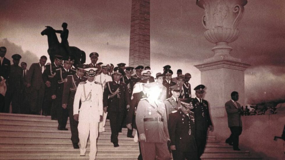 «Κάτω από τις σημαίες, ο ήλιος» του Χουάνιο Περέιρα