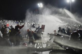 Με αύρες νερού, κρότου-λάμψης και χημικά αντιμετωπίζει η αστυνομία τους εκατοντάδες χιλιάδες διαδηλωτές σε όλη τη χώρα