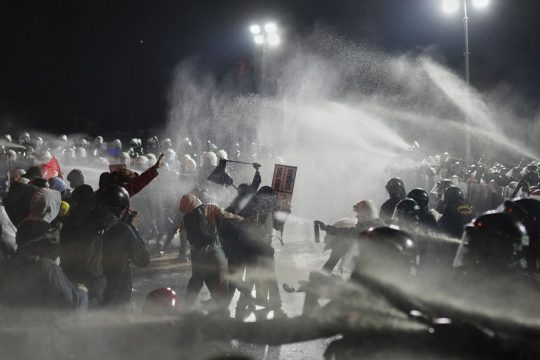 Με αύρες νερού, κρότου-λάμψης και χημικά αντιμετωπίζει η αστυνομία τους εκατοντάδες χιλιάδες διαδηλωτές σε όλη τη χώρα