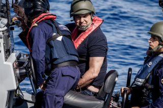 Ο υπουργός Ναυτιλίας Β. Κικίλιας στο περιπολικό σκάφος του Λιμενικού «Γεώργιος Κωτούλας», κατά την περιοδεία του στη Μυτιλήνη
