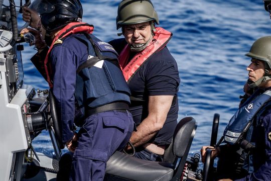 Ο υπουργός Ναυτιλίας Β. Κικίλιας στο περιπολικό σκάφος του Λιμενικού «Γεώργιος Κωτούλας», κατά την περιοδεία του στη Μυτιλήνη