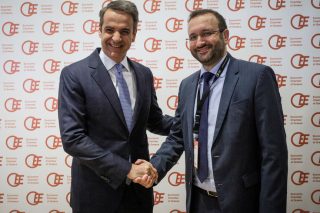 Ο πρωθυπουργός Κυρ. Μητσοτάκης με τον πρόεδρο του Οικονομικού Επιμελητηρίου Κ. Κόλλια