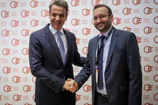 Ο πρωθυπουργός Κυρ. Μητσοτάκης με τον πρόεδρο του Οικονομικού Επιμελητηρίου Κ. Κόλλια