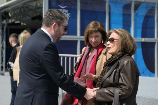 Ο Νίκος Ανδρουλάκης συναντήθηκε στο περιθώριο του Φόρουμ των Δελφών με τη Δάφνη και τη Μαριλένα Σημίτη, τη σύζυγο και την κόρη του Κώστα Σημίτη που πρόσφατα έφυγε από τη ζωή
