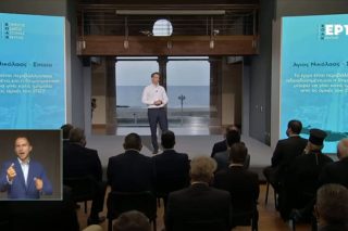 Μάιος 2021 - Δίπλα στον Κυριάκο Μητσοτάκη οι οθόνες γράφουν «Αγιος Νικόλαος – Σητεία: Το έργο είναι περιβαλλοντικά αδειοδοτημένο και η δημοπράτηση μπορεί να γίνει κατά τμήματα από τις αρχές του 2022» - Τέσσερα χρόνια μετά ο υφυπουργός Υποδομών Νίκος Ταχιάος παραδέχτηκε ότι όλα ήταν ψέματα
