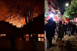 Οι περίοικοι, που ανακάστηκαν να εκκενώσουν τα διαμερίσματά τους, παρακολουθούν με αγωνία την εξέλιξη της πυρκαγιάς