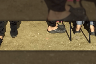 Οι γυναίκες στη δομή Θήβας συνεχίζουν να φορούν πλαστικά παπούτσια χωρίς κάλτσες κατά τους χειμερινούς μήνες