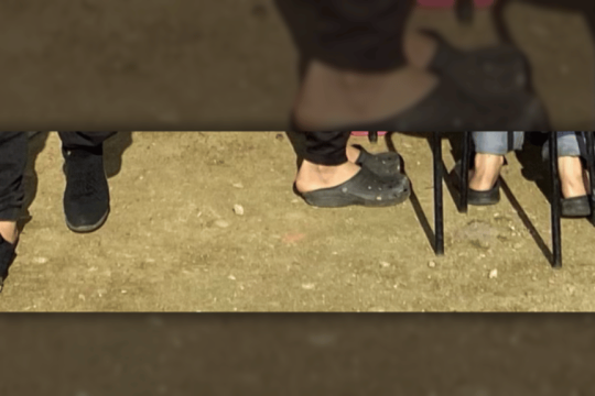 Οι γυναίκες στη δομή Θήβας συνεχίζουν να φορούν πλαστικά παπούτσια χωρίς κάλτσες κατά τους χειμερινούς μήνες