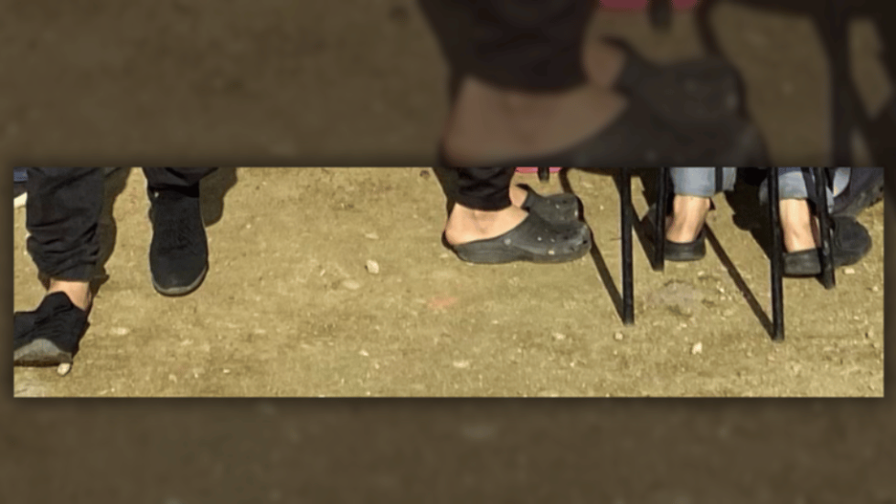 Οι γυναίκες στη δομή Θήβας συνεχίζουν να φορούν πλαστικά παπούτσια χωρίς κάλτσες κατά τους χειμερινούς μήνες