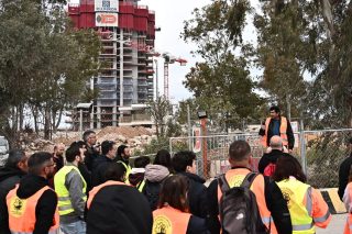 Από την απεργιακή συγκέντρωση στα εργοτάξια του Ελληνικού, με αφορμή το πρόσφατο σοβαρό περιστατικό τραυματισμού 57χρονου οικοδόμου