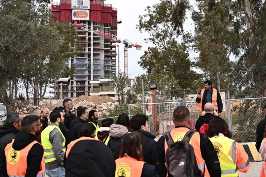 Από την απεργιακή συγκέντρωση στα εργοτάξια του Ελληνικού, με αφορμή το πρόσφατο σοβαρό περιστατικό τραυματισμού 57χρονου οικοδόμου