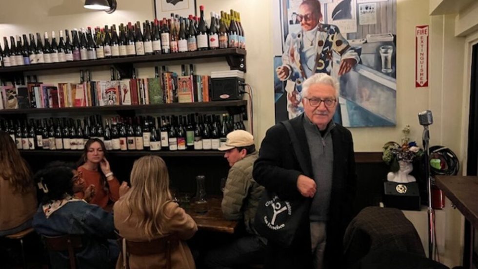 Στο πατάρι του μπαρ «Γκόλντεν σαρντίν». Πίσω, φωτογραφία του σπουδαίου ποιητή Μπομ Κάουφμαν