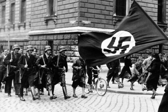 12 Μαρτίου 1938 - Αυστριακοί ναζί γιορτάζουν την προσάρτηση της χώρας τους στο άρμα του Χίτλερ