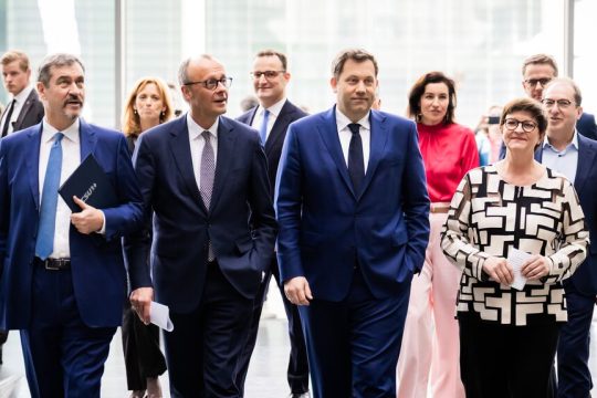 Ο τοπικός πρωθυπουργός της Βαβαρία Μάρκους Σέντερ, ο πρόεδρος των χριστιανοδημοκρατών και επόμενος καγκελάριος Φριντριχ Μερτς και οι συμπρόεδροι του SPD Λαρς Κλινγκμπάιλ, Σάσκια Εσκεν στη χθεσινή συνέντευξη Τύπου