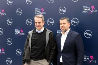 Ο Κυρ. Μητσοτάκης με τον πρόεδρο και διευθύνοντα σύμβουλο της ΔΕΗ Γ. Στάσση στη χτεσινή εκδήλωση παρουσίασης του νέου επενδυ τικού πλάνου της εταιρείας για τη Δυτική Μακεδονία