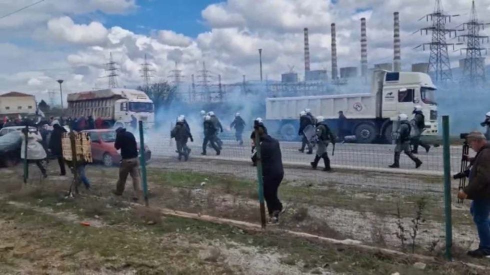 Από τη βίαιη διάλυση της διαδήλωσης στον Σταθμό Καρδιάς Πτολεμαΐδας από την αστυνομία