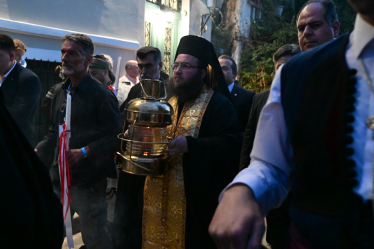 άφιξη του Αγίου Φωτός στην Εξαρχία του Πανάγιου Τάφου στην Πλάκα