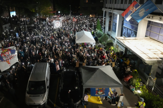 κινητοποίηση φοιτητών έξω από τη σερβική τηλεόραση