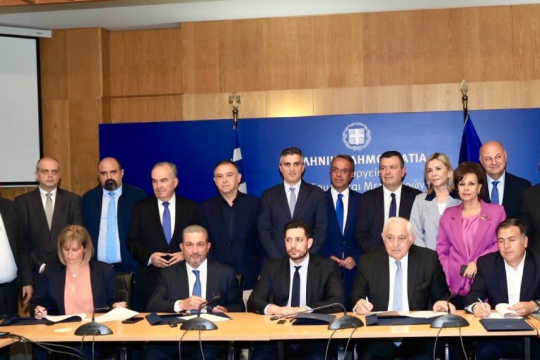 ο Χρήστος Τριαντόπουλος στις υπογραφές