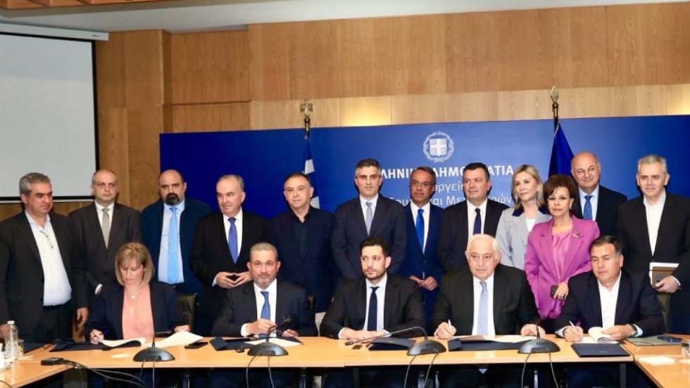 ο Χρήστος Τριαντόπουλος στις υπογραφές
