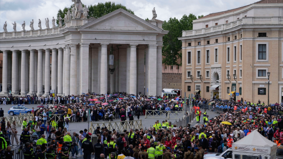 Δεκάδες χιλιάδες πιστοί σε μια μεγάλη ουρά για τον Πάπα Φραγκίσκο