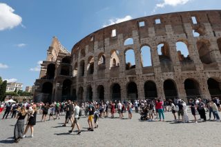 italy-tourists