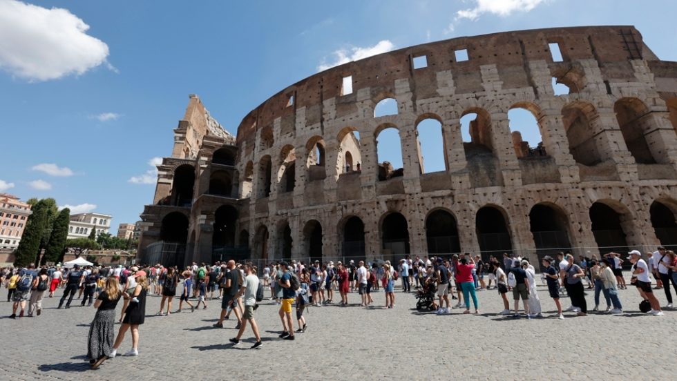 italy-tourists