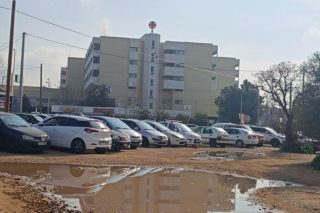 Στην εικόνα των εκατοντάδων αυτοκινήτων που σταθμεύουν στα γύρω χωράφια του Θριασίου, θα προστεθούν οι νταλίκες και τα φορτηγά που θα μπαινοβγαίνουν στις μελλοντικές αποθήκες του Lidl