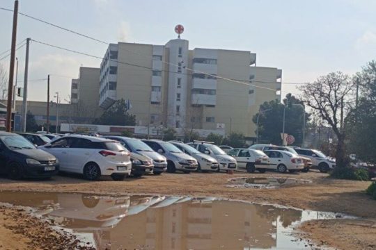 Στην εικόνα των εκατοντάδων αυτοκινήτων που σταθμεύουν στα γύρω χωράφια του Θριασίου, θα προστεθούν οι νταλίκες και τα φορτηγά που θα μπαινοβγαίνουν στις μελλοντικές αποθήκες του Lidl