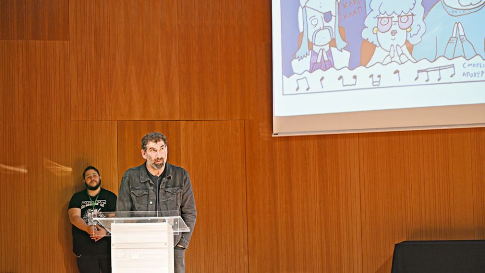 O Γιάννης Οικονομίδης παρουσιάζει το βραβείο καλύτερου σχεδίου