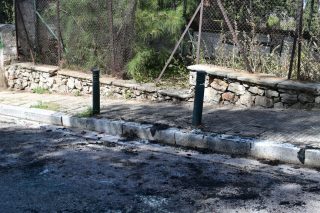 Το σημείο που ήταν σταθμευμένο το κόκκινο τζιπ, έπειτα από τη φωτιά