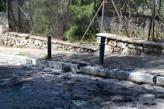Το σημείο που ήταν σταθμευμένο το κόκκινο τζιπ, έπειτα από τη φωτιά