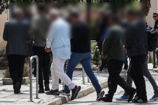Οι συλληφθέντες υπάλληλοι του Κτηματολογίου οδηγούνται στον εισαγγελέα