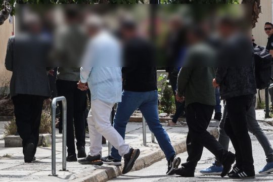 Οι συλληφθέντες υπάλληλοι του Κτηματολογίου οδηγούνται στον εισαγγελέα