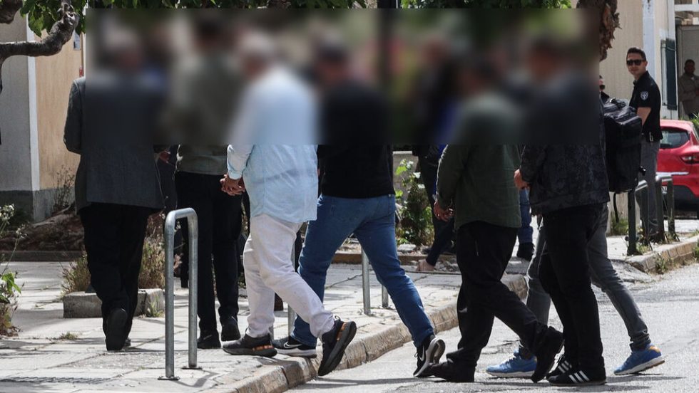 Οι συλληφθέντες υπάλληλοι του Κτηματολογίου οδηγούνται στον εισαγγελέα