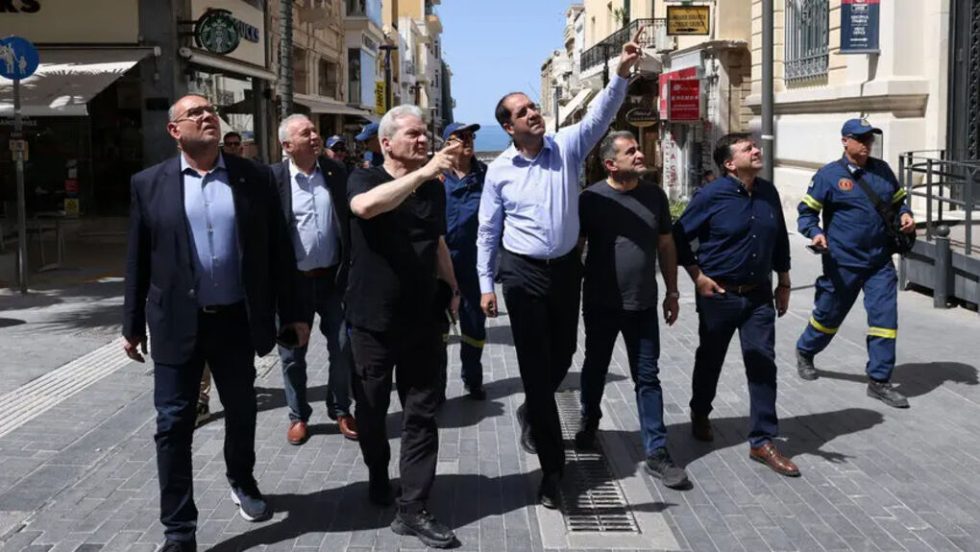 Ο δήμαρχος Ηρακλείου Αλ. Καλοκαιρινός και ο υπουργός Γ. Κεφαλογιάννης επιθεώρησαν τις ζημιές στην πόλη