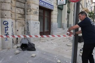 Κομμάτια από μπαλκόνι έπεσαν στον πεζόδρομο της 25ης Αυγούστου στο Ηράκλειο