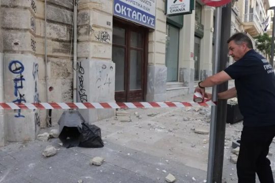 Κομμάτια από μπαλκόνι έπεσαν στον πεζόδρομο της 25ης Αυγούστου στο Ηράκλειο