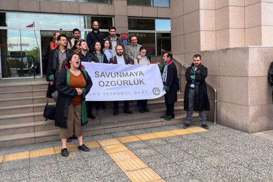 Δικαστικό Μέγαρο Κωνσταντινούπολης, πρωί της Τρίτης 27 Μαΐου. «Ελευθερία στο δικαίωμα της υπεράσπισης» γράφει το πανό που κρατάνε Τούρκοι και Ευρωπαίοι δικηγόροι, φωνάζοντας συνθήματα υπέρ των συναδέλφων τους