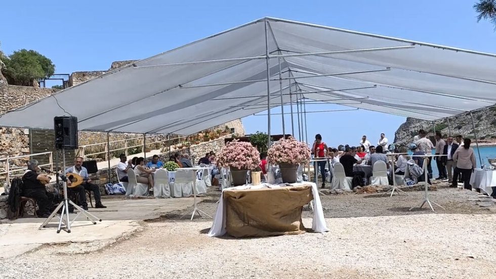 Η δεξίωση με κρητική μουσική που διοργανώθηκε στη Σπιναλόγκα