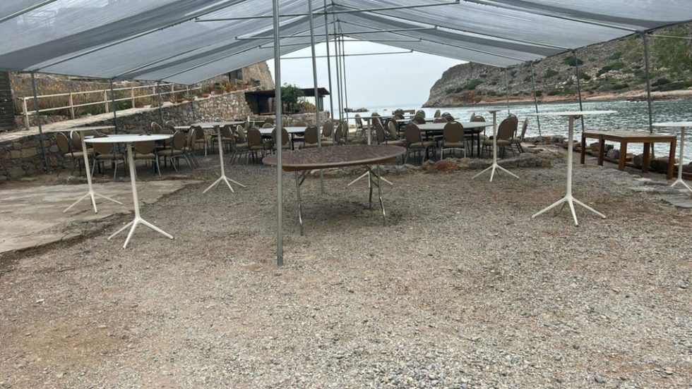 Οι εργασίες με τη μεταφορά των υλικών και το στήσιμο του στεγάστρου από την προηγούμενη ημέρα