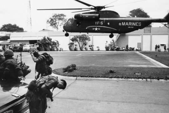 29 Απριλίου 1975: ένα αμερικανικό ελικόπτερο προσγειώνεται κακήν-κακώς στην πρεσβεία των ΗΠΑ στην τότε Σαϊγκόν (σήμερα Χο Τσι Μινχ) για να να επιβιβαστούν οι εναπομείναντες στρατιώτες