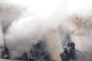 Φωτογραφία αρχείου από τον εμπρησμό στο υποκατάστημα της τράπεζας Marfin στην οδό Σταδίου, κατά τη διάρκεια απεργιακής διαδήλωσης στις 5 Μαΐου 2010