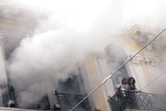 Φωτογραφία αρχείου από τον εμπρησμό στο υποκατάστημα της τράπεζας Marfin στην οδό Σταδίου, κατά τη διάρκεια απεργιακής διαδήλωσης στις 5 Μαΐου 2010
