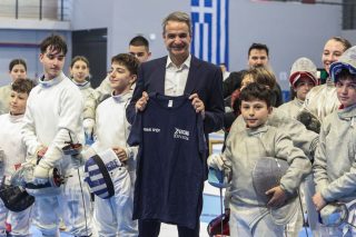 Ο πρωθυπουργός Κυριάκος Μητσοτάκης ανάμεσα σε νεαρούς αθλητές της ξιφασκίας κατά τη χθεσινή επίσκεψή του στις ολυμπιακές εγκαταστάσεις της Παιανίας