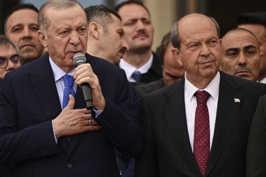 Ο Ταγίπ Ερντογάν δίπλα στον Ερσίν Τατάρ, προχθές, στα κατεχόμενα