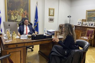 Ο Αδωνις Γεωργιάδης στο γραφείο του στο υπουργείο Υγείας με τη συντάκτρια της «Εφ.Συν.» Ντάνι Βέργου