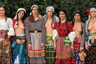 Μαρία Παπαδημητρίου, «Firma Gypsy Globales», 2014, φωτογραφία σε πλεξιγκλάς